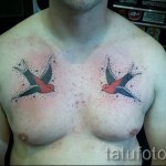 татуировка на лястовица на гърдите - снимка пример 55