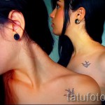 татуировка на лястовица на гърдите - пример за снимка 56