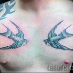 татуировка на лястовица на гърдите - пример за снимка 57