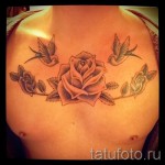 татуировка на лястовица на гърдите - пример за снимка 58