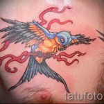 татуировка на лястовица на гърдите - снимка пример 65