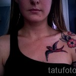 татуировка на лястовица на гърдите - пример за снимка 69