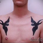 татуировка на лястовица на гърдите - пример за снимка 75