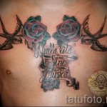 татуировка на лястовица на гърдите - снимка пример 77