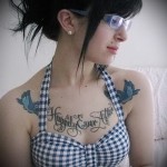 татуировка на лястовица на гърдите - пример за снимка 78