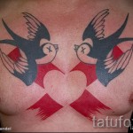 татуировка на лястовица на гърдите - пример за снимка 91