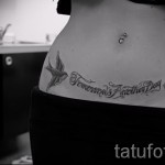 татуировка на лястовица по корем - снимка пример 11