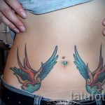 татуировка на лястовица по корем - снимка пример 17