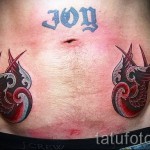 татуировка на лястовица по корем - снимка пример 22