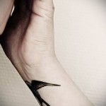 татуировка на лястовица на китката - снимка пример 1