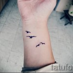 татуировка на лястовица на китката - пример за снимка 2