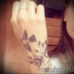 татуировка на лястовица на китката - пример за снимка 3