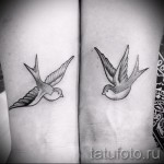татуировка на лястовица на китката - пример за снимка 4