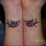 татуировка на лястовица на китката - пример за снимка 5