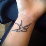 татуировка на лястовица на китката - пример за снимка 8