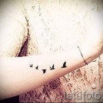 лястовична татуировка на китката - пример за снимка 9