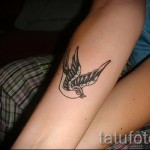 татуировка на лястовица на китката - пример за снимка 12