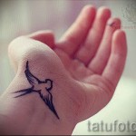 татуировка на лястовица на китката - пример за снимка 13
