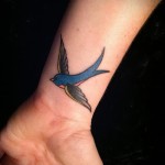 татуировка на лястовица на китката - пример за снимка 15