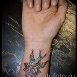 татуировка на лястовица на китката - пример за снимка 16