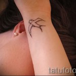 татуировка на лястовица на китката - пример за снимка 18