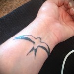 татуировка на лястовица на китката - пример за снимка 19