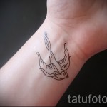 татуировка на лястовица на китката - пример за снимка 20