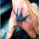 татуировка на лястовица на китката - пример за снимка 23