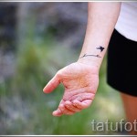 лястовична татуировка на китката - пример за снимка 24