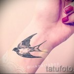 татуировка на лястовица на китката - пример за снимка 25