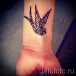 татуировка на лястовица на китката - пример за снимка 26