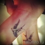 татуировка на лястовица на китката - пример за снимка 28