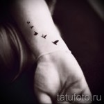 татуировка на лястовица на китката - пример за снимка 32