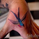 татуировка на лястовица на китката - пример за снимка 33