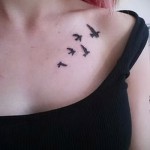 лястовична татуировка на ключицата - пример за снимка 1