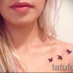лястовична татуировка на ключицата - пример за снимка 2