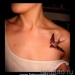 татуировка на лястовица на ключицата - пример за снимка 4