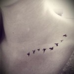 лястовична татуировка на ключицата - пример за снимка 5