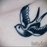 лястовична татуировка на ключицата - пример за снимка 7