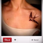 лястовична татуировка на ключицата - пример за снимка 12