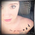 лястовична татуировка на ключицата - пример за снимка 16