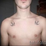 татуировка на лястовица на ключицата - пример за снимка 19