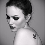 татуировка на лястовица на лопатката - пример за снимка 1