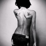 татуировка на лястовица на лопатката - пример за снимка 3