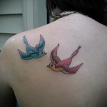 татуировка на лястовица на лопатката - пример за снимка 5