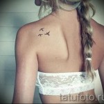 татуировка на лястовица на лопатката - пример за снимка 6