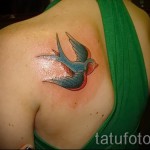 татуировка на лястовица на лопатката - пример за снимка 7
