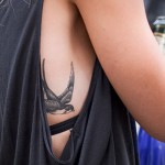 татуировка на лястовица на лопатката - пример за снимка 8