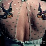 татуировка на лястовица на лопатката - пример за снимка 9