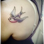 татуировка на лястовица на рамото - пример за снимка 10